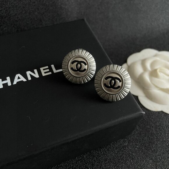 CHANEL Earrings - Picture 1 of 4